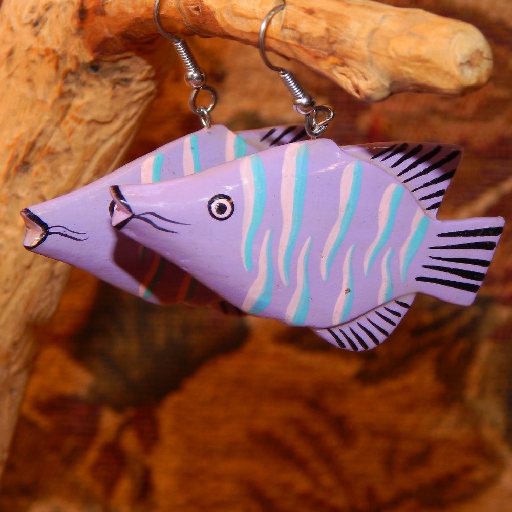 <3Fun Loving Wooden Lavender Kissing Fish Earrings